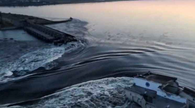 Vista aérea de la represa de la central hidroeléctrica Kajovka que quedó parcialmente destruida. Foto Afp/Twitter cuenta del presidente ucranio, Volodymir Zelensky
