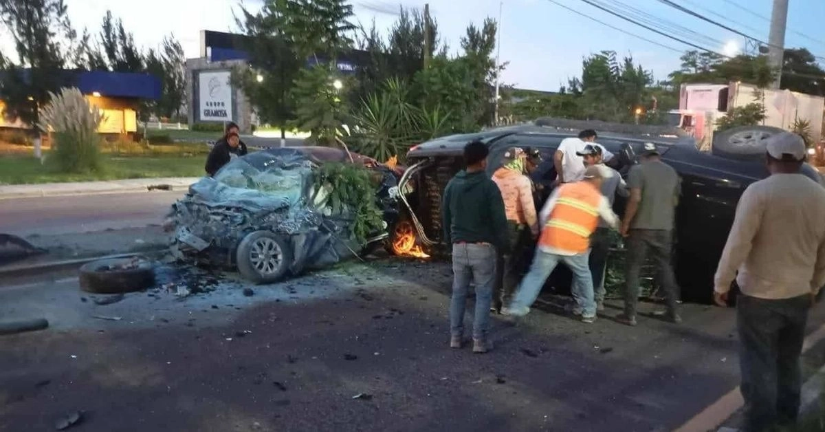La tarde del jueves, una unidad del QroRide se impactó contra una camioneta cuando transitaba por la carretera estatal 100, con un saldo de tres personas muertas y dos heridas de gravedad.