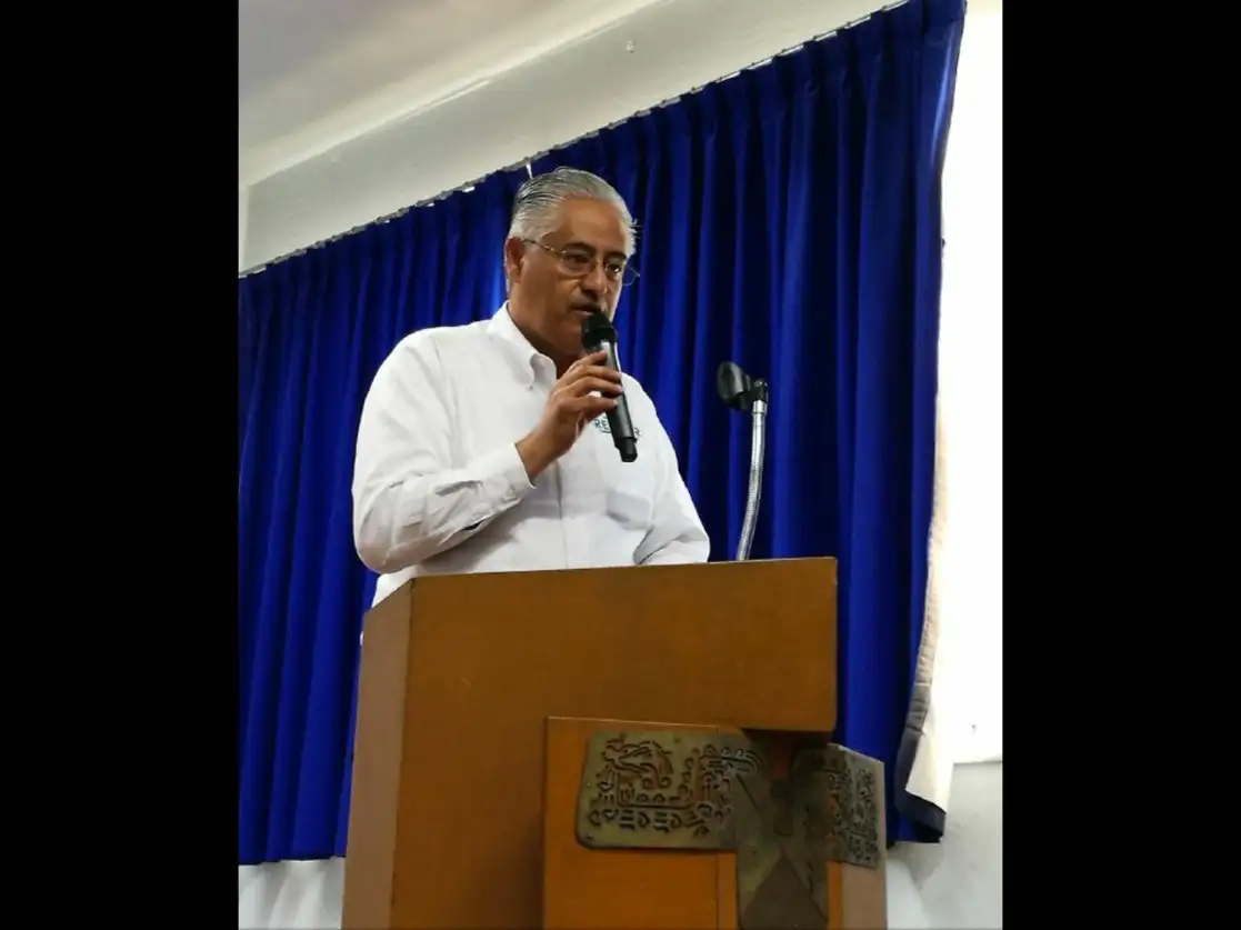 El ex rector de la Universidad Autónoma de Morelos, Alejandro Vera Jiménez, prófugo de la justicia, deberá resarcir a la hacienda pública 39 millones 159 mil pesos, debido a irregularidades de un convenio en 2013 entre esa casa de estudios y la Secretaría de Desarrollo Social. Foto tomada del Twitter de @AlejandroVeraJm / Archivo

