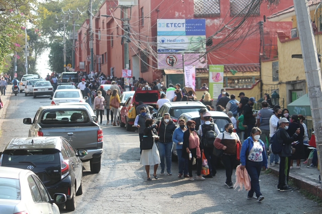 Miles de personas acudieron a aplicarse la tercera dosis de la vacuna contra el covid-19, en Cuernavaca, Morelos, el 15 de agosto de 2022. Foto Rubicela Morelos