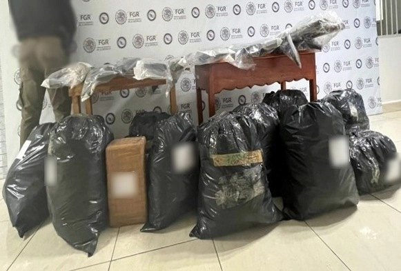La FGR aseguró durante dos cateos realizados en el municipio de Cárdenas, en el estado de Tabasco, más de cien kilos de mariguana, armas de fuego, granadas de fragmentación, cartuchos y varios vehículos. Foto cortesía de la FGR
