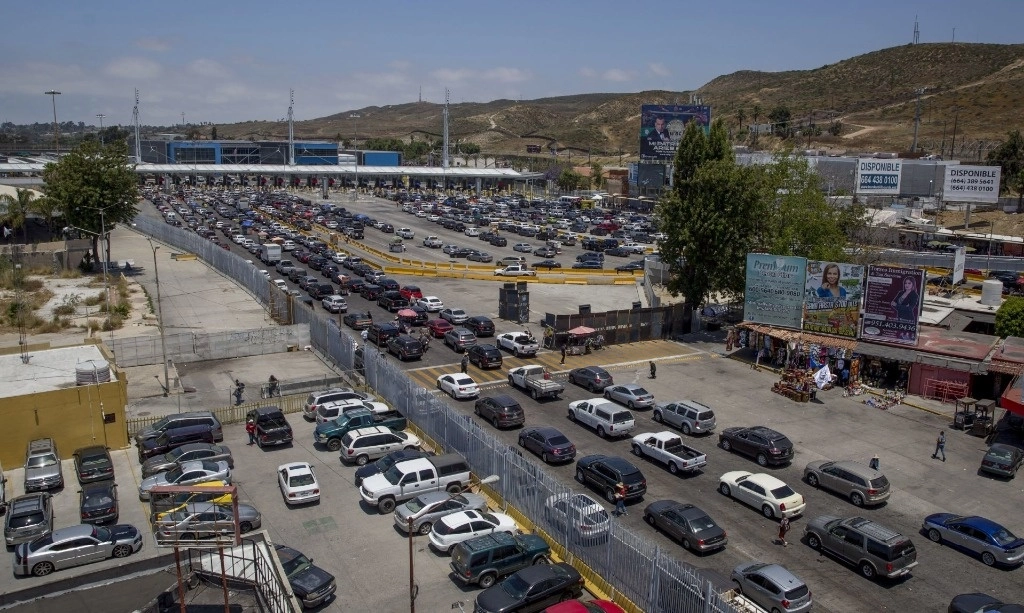 Un hombre a bordo de un automóvil en el que transportaba la droga intentó ingresar a California desde Tijuana. En la imagen, la garita Tijuana San Diego. Foto Cuartoscuro / archivo  