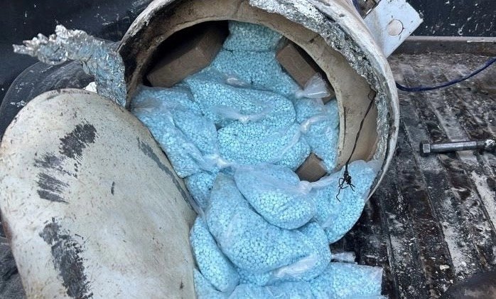 Los 150 kilogramos de metanfetaminas estaban ocultas en compartimentos de vehículos y en paquetes individuales. Foto La Jornada