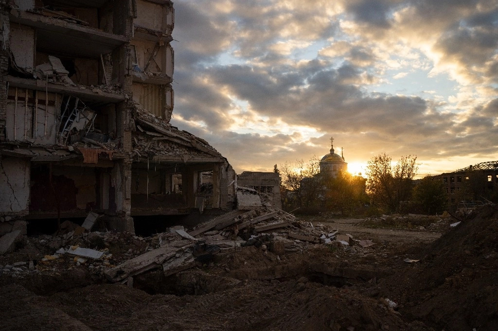 Atardecer sobre un edificio destruido en Izyum, Ucrania. Foto Ap