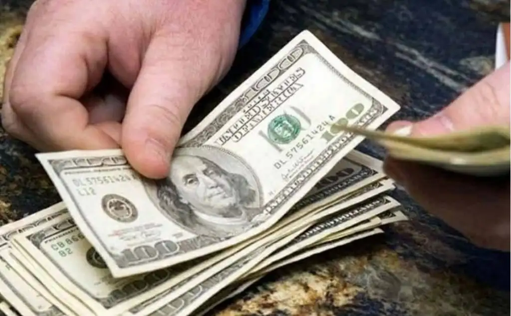 En la apertura, el peso mexicano se deprecia 0.34 por ciento y cotiza en el mercado en alrededor de 18.2223 unidades por dólar. Foto Afp / Archivo 