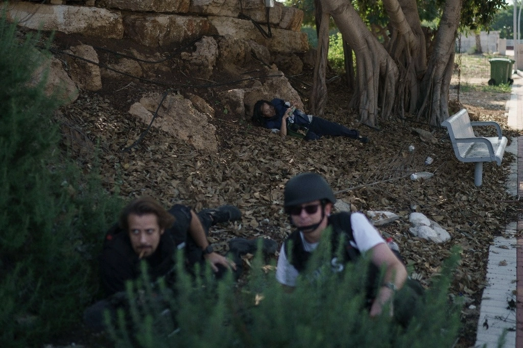 Un periodista en medio del terreno de conflicto en el kibbutz Netiv Haasara, en Israel, cerca de la franja de Gaza, el 17 de noviembre de 2023. Foto Ap