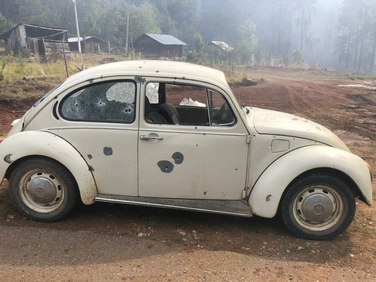 Vehículos resultaron dañados durante el ataque armado contra habitantes de la comunidad Villa Guadalupe Victoria, perteneciente al ayuntamiento de San Miguel El Grande, en Oaxaca. Foto La Jornada