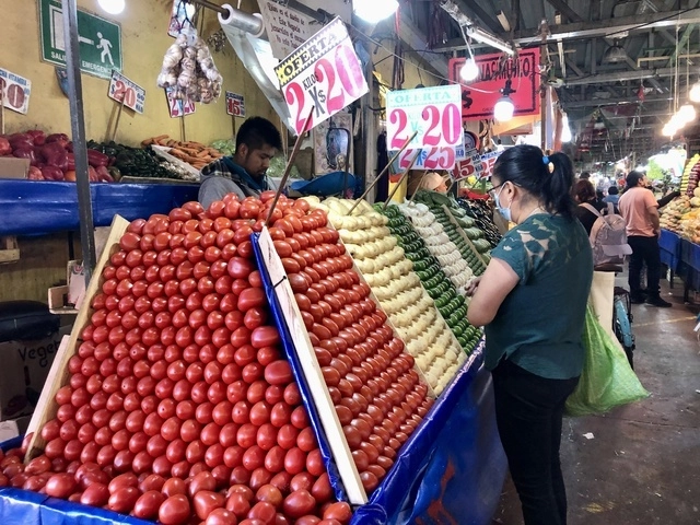 En cuanto a los riesgos internos, si bien la actividad económica comienza a recuperarse del choque ocasionado por la pandemia, persiste el riesgo de una debilidad mayor en el consumo e inversión. En la imagen, venta en un mercado de la capital del país. Foto Luis Castillo / Archivo