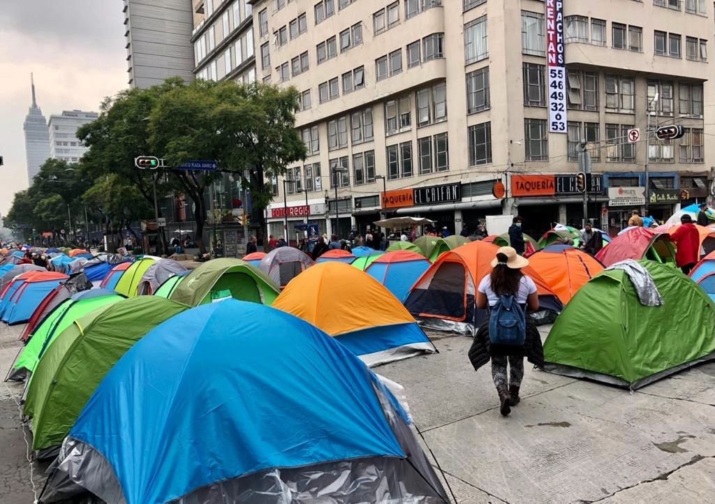 Integrantes del Frente Nacional Anti-AMLO mantienen su plantón entre la avenida Juárez y Paseo de la Reforma en la Ciudad de México. Foto Roberto García Ortiz