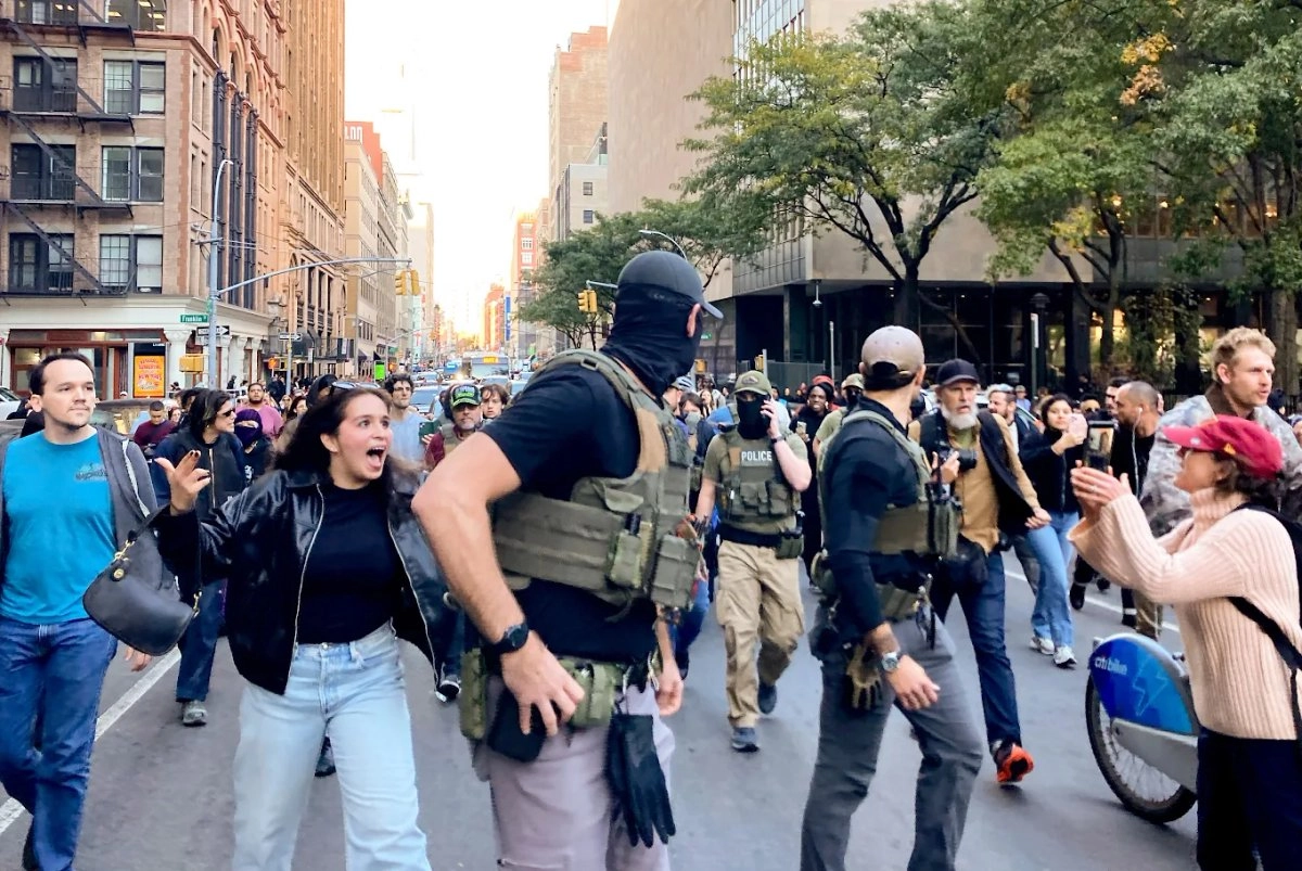  Un operativo migratorio y "de control" contra vendedores de "productos falsificados" en Canal Street se volvió caótico cuando cientos de transeúntes y manifestantes enfrentaron a agentes federales e intentaron impedir la redada. En tanto, con más de 100 barcos y personal adicional, el Departamento de Seguridad Interior anunció el inicio del programa River Wall para proteger el río Bravo "de la migración irregular, los narcoterroristas y otras actividades criminales". Foto
