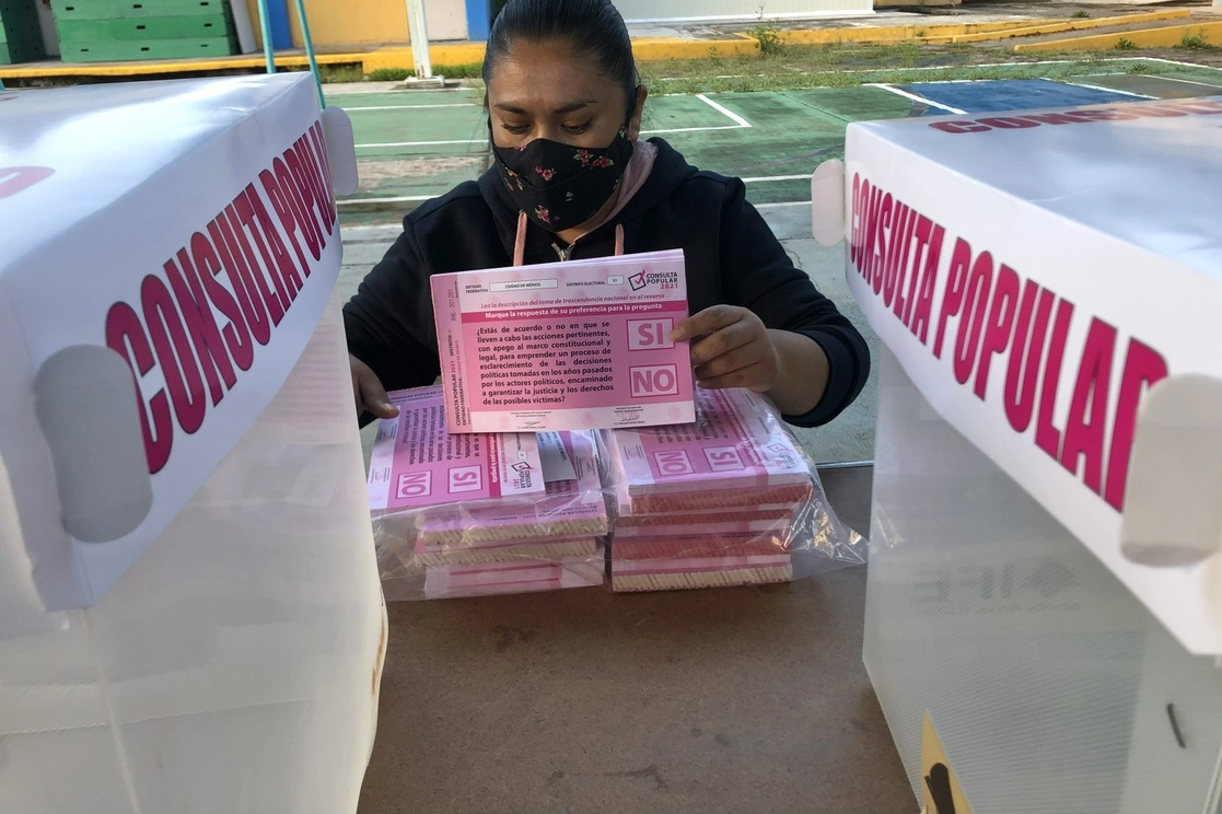 Funcionaria de una mesa receptora de votos en la consulta popular realizada ayer en el pueblo de Santa Cruz Xochitepec, en la alcaldía Xochimilco, para definir las acciones por decisiones tomadas por ex presidentes en el pasado en contra de los gobernados. Foto Luis Castillo