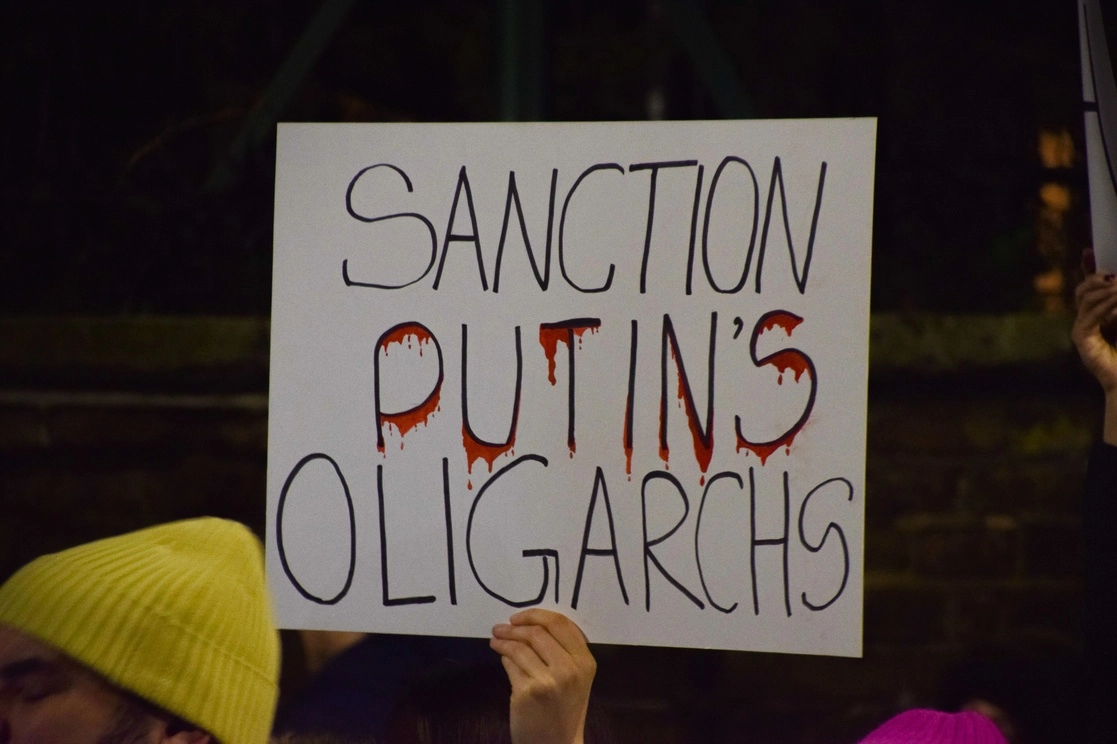 Un manifestante sostiene una pancarta "Sancionar a los oligarcas de Putin" durante una protesta en Londres. Foto Europa Press