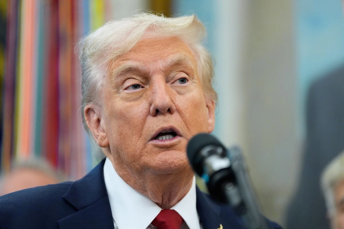 El presidente Donald Trump habla en la Oficina Oval de la Casa Blanca en Washington, el 30 de septiembre de 2025. Foto