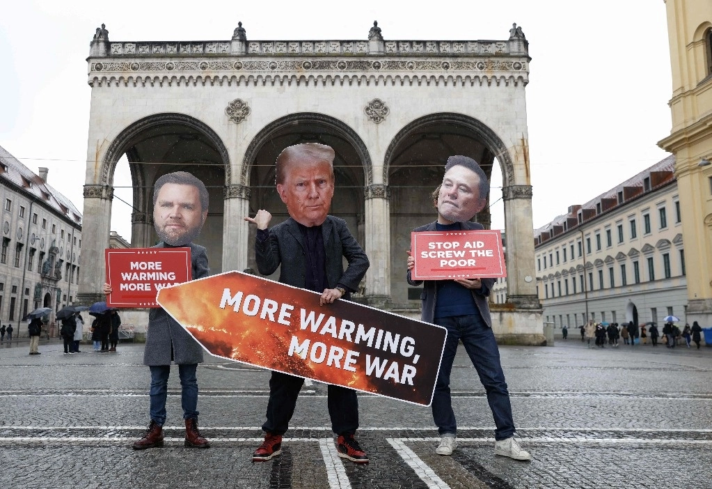 Protesta contra el cambio climático y la suspensión de la Usaid, en la Plaza del Odeón de Múnich, donde se llevó a cabo la Conferencia de Seguridad que concluyó ayer en esta ciudad del sur de Alemania. Foto Afp 