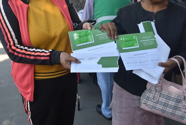 El gobierno capitalino entregó tarjetas de apoyo a trabajadoras sexuales. Foto Alfredo Domínguez 