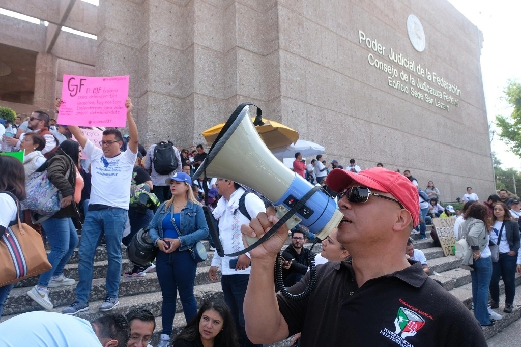 Protesta de trabajadores del PJF por la eliminació de fideicomisos, en la sede del organismo en San Lázaro, en la Ciudad de México, el 20 de octubre de 2023. Foto José Antonio López

