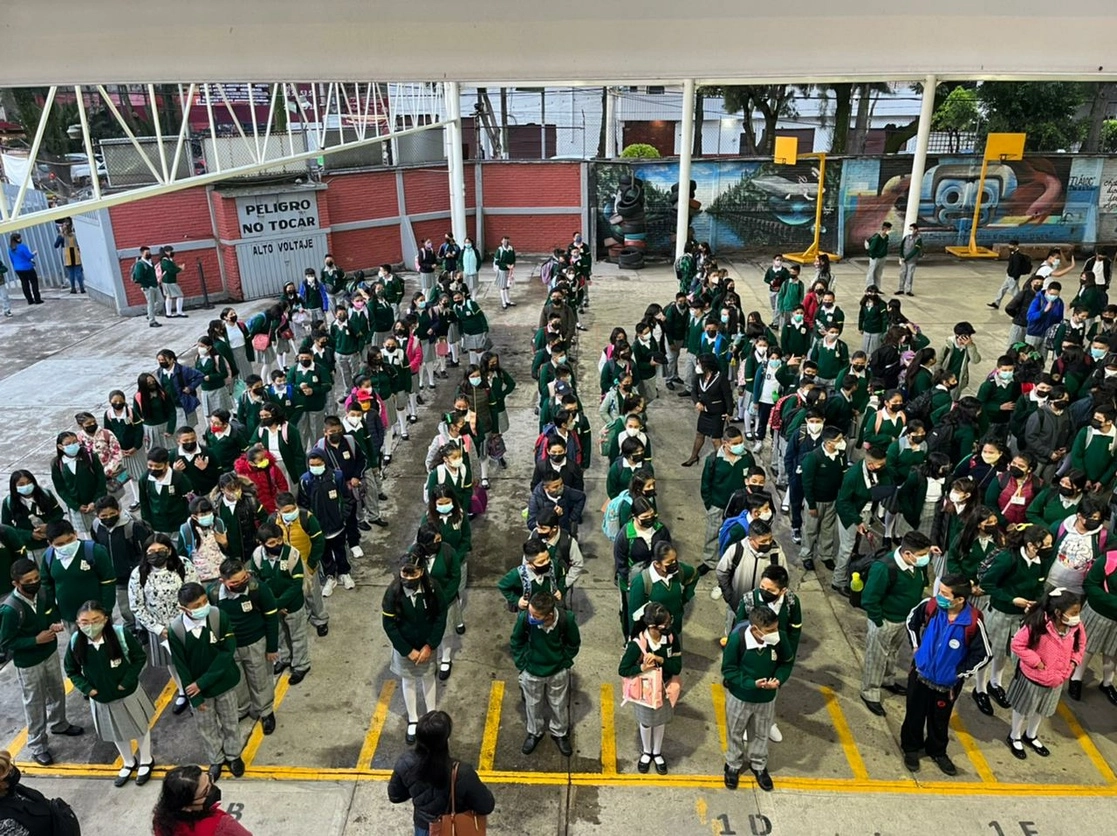 Los estudiantes de la Secundaria 305 Emilio Rosemblueth. en la alcaldía Xochimilco, listos para iniciar  el ciclo escolar 2022 – 2023, el 29 de agosto de 2022. Foto Luis Castillo
