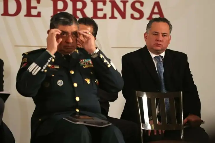 El titular de la UIF, Santiago Nieto (der.), y el titular de la Sedena, General Luis Cresencio Sandoval González durante la conferencia matutina en Palacio Nacional, el 7 de enero de 2020. Foto José Antonio López