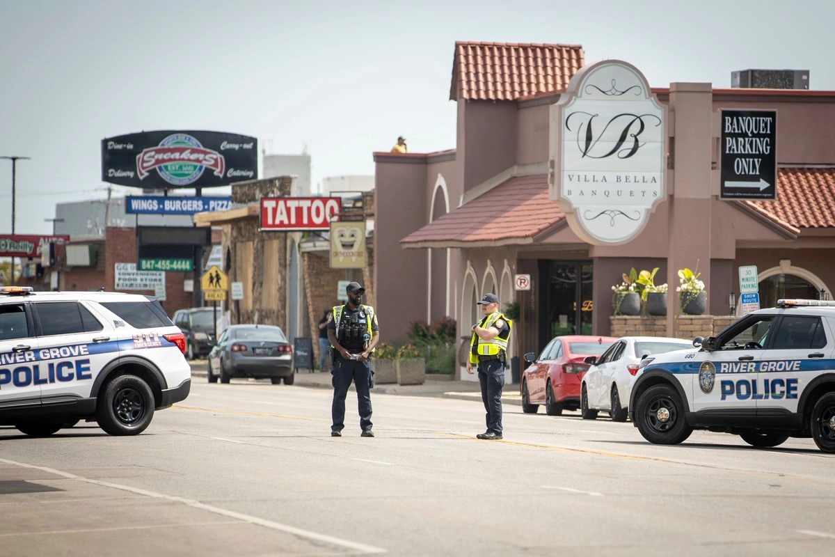 Policías resguardan la zona donde elementos del ICE asesinaran a un migrante mexicano en el suburbio de Franklin Park, en Chicago, el 12 de septiembre de 2025. Foto 