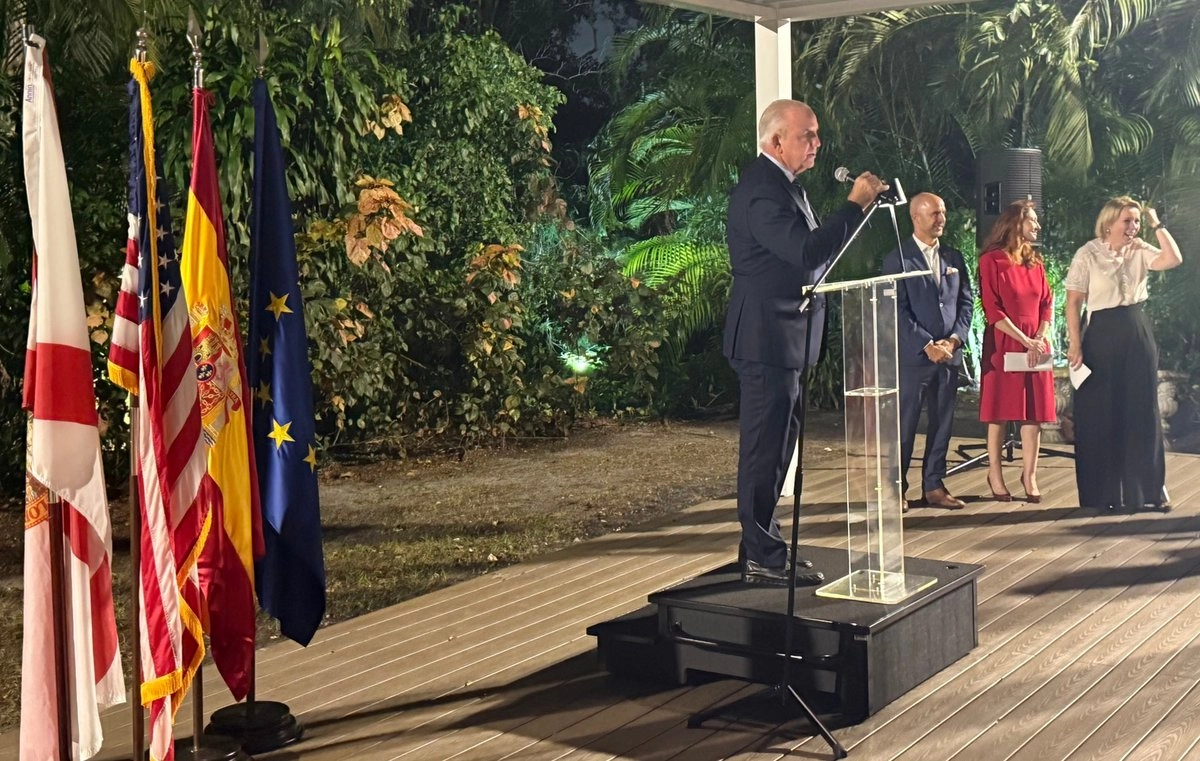 El congresista sostuvo que condicionar el acuerdo comercial a estas medidas protegería los intereses económicos y de seguridad nacional de Estados Unidos.