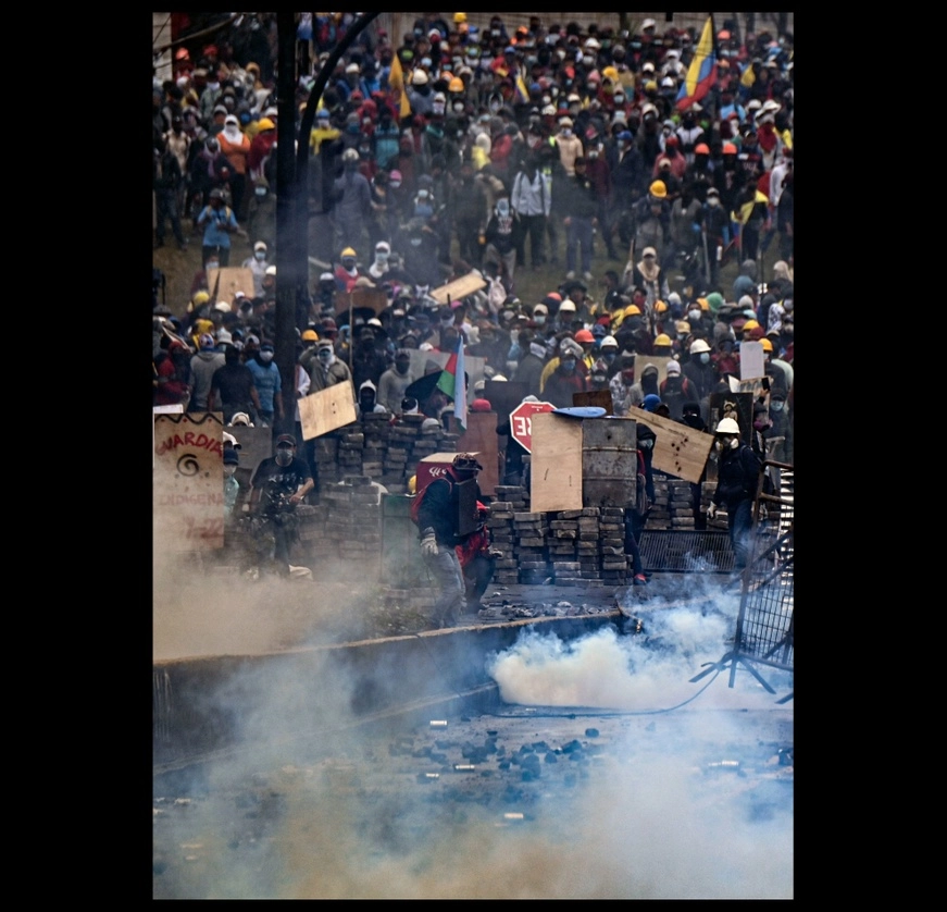 En el decimosegundo día de protestas en Ecuador, en exigencia de reducción en los precios de combustibles, sonaron sirenas y detonaciones, mientras manifestantes se defendían con escudos artesanales y levantaban barricadas. La imagen, en Quito. Foto Afp