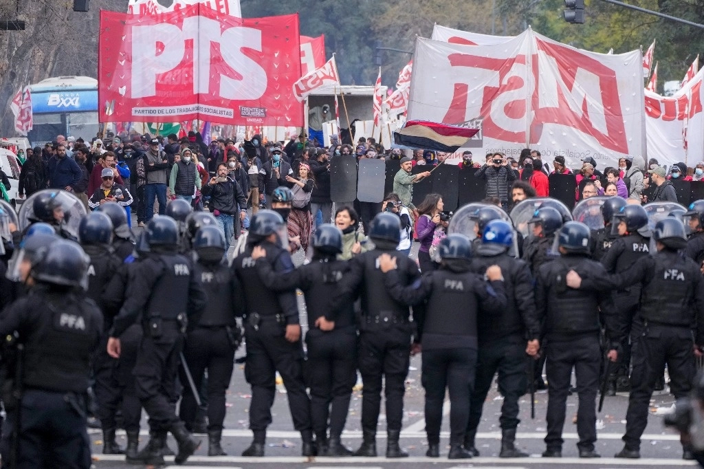 Manifestantes protestan frente al Congreso de Argentina contra el veto del presidente Javier Milei a un aumento de pensiones. Foto Ap