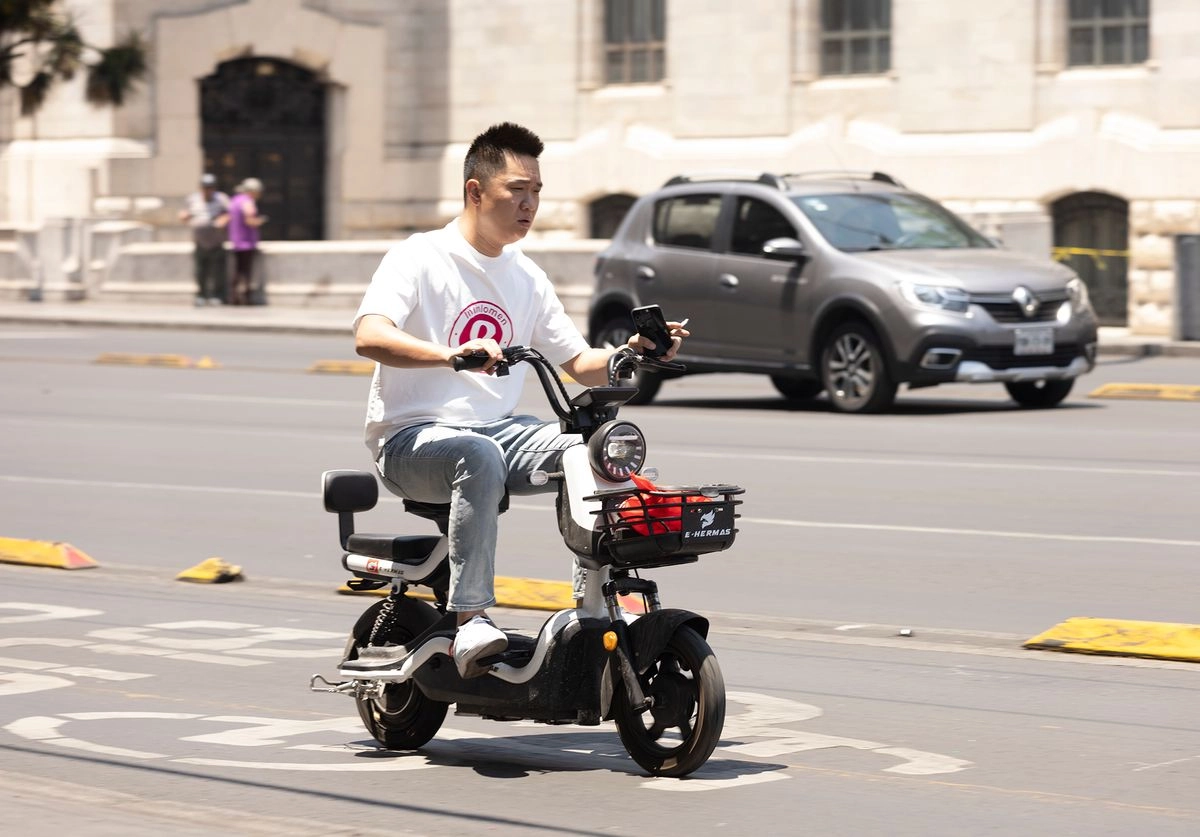 Ese tipo de transporte tampoco podrá ir por carriles exclusivos para bicicletas y sus dueños tienen que llevar licencia. Foto 