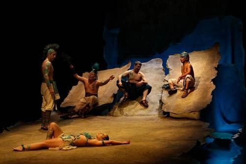 Una escena de 'Códice Tenoch', obra que relaciona la historia de la vida prehispánica y la conformación de la Triple Alianza, pero inspirados en obras de Shakespeare. Foto cortesía de Aldo Vargas / Latitudes Press