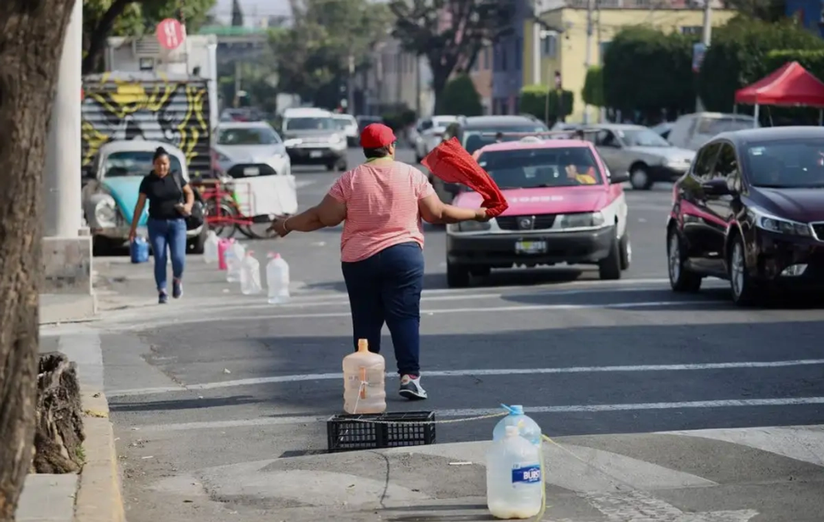 El dictamen contempla apartar lugares de estacionamiento en el espacio público; obstaculizar o impedir de cualquier manera su uso para estacionar; exigir un pago por vigilar, estacionar, cuidar o lavar vehículos. Foto