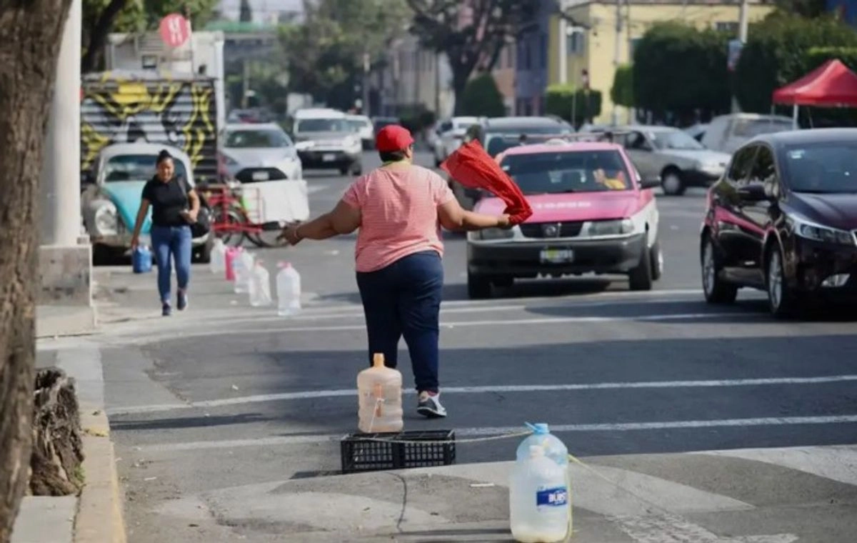 Los cambios a dicha legislación, que entrarán en vigor 30 días después de su publicación en la Gaceta Oficial, imponen una sanción de 25 a 36 horas de arresto inconmutable por apartar con cualquier objeto lugares de estacionamiento en la vía y el espacio público.