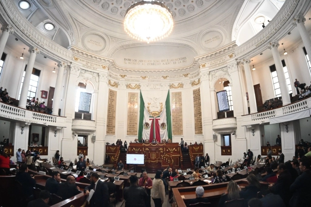 En su mensaje al pleno, ante representantes de grupos indígenas y afromexicanos invitados a la sesión, dijo que la inscripción, instalada a partir de una iniciativa suya. Foto @Congreso_CdMex