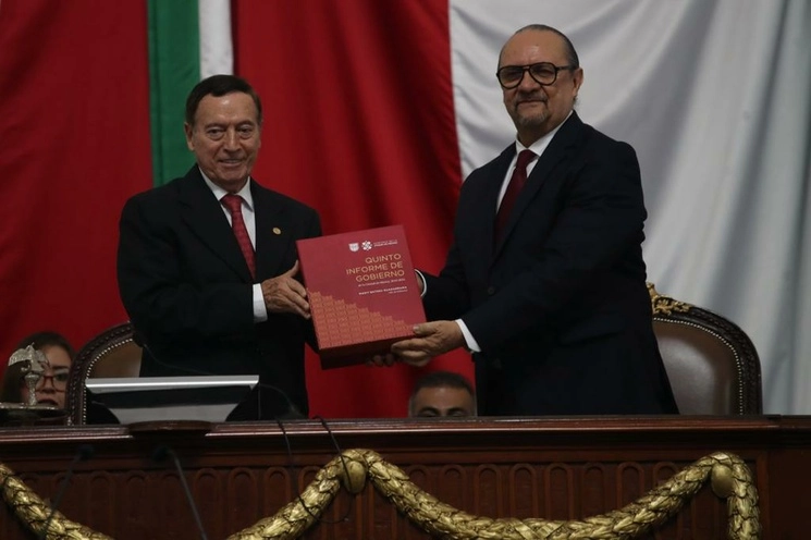 El Secretario de Gobierno, Ricardo Ruiz Suárez, entrega al diputado Fausto Zamorano, el Quinto Informe de Gobierno del maestro Martí Batres Guadarrama, Jefe de Gobierno, en el Congreso de la Ciudad de México, el 1 de septiembre de 2023. Foto Yazmín Ortega Cortés




