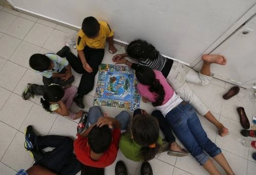 Niños mexicanos y de Centroamérica juegan en la estación migratoria de Tapachula, Chiapas. Foto Alfredo Domínguez /Archivo