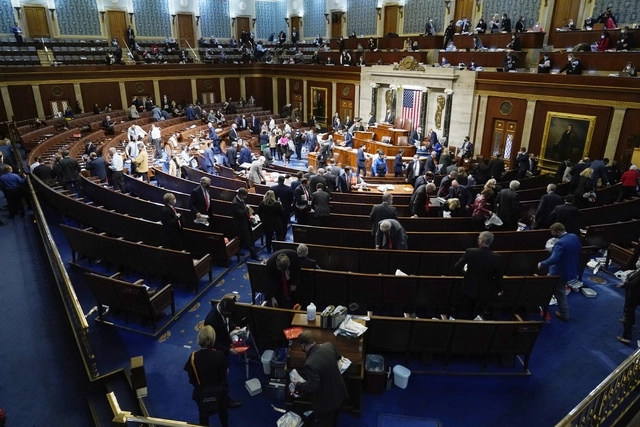 La sesión conjunta del Senado y la Cámara de Representantes fue realizada detrás de una cortina de rejas de 3.6 metros de altura respaldadas por barreras de concreto. Foto Ap