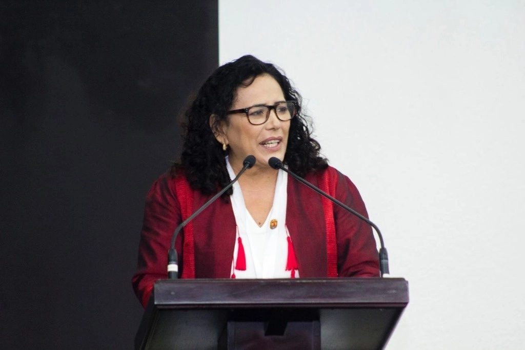 Fanny López durante la recepción de la medalla que le otorgó el Legislativo chiapaneco. Foto cortesía del Congreso