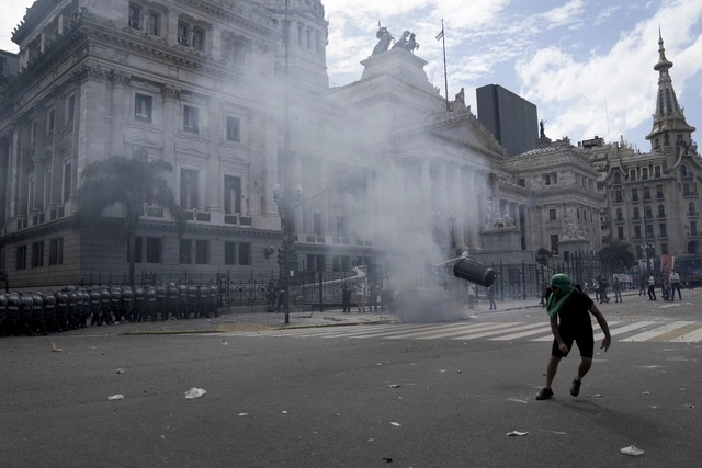 Afuera del Congreso de Argentina, manifestantes realizaron protestas y vandalismo. Foto Ap