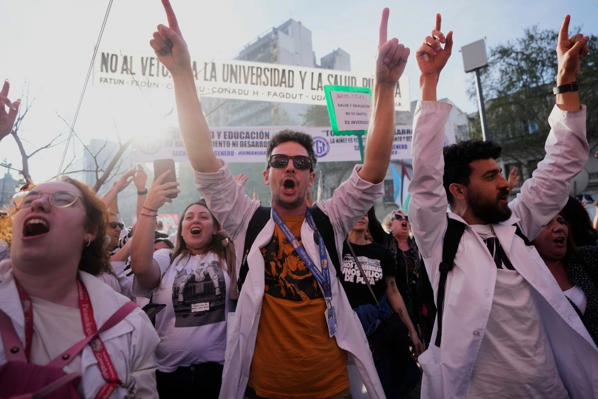 Profesionales de la salud celebran afuera del Congreso, luego de que los diputados rechazaran el veto del presidente Javier Milei a los proyectos de ley de financiación para la atención pediátrica, en Buenos Aires, Argentina, el miércoles 17 de septiembre de 2025. Foto