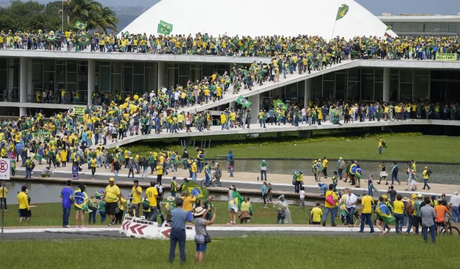 El pasado 8 de enero grupos afines del ex presidente de Brasil, Jair Bolsonaro intentaron un golpe de estado en el Congreso. Foto Ap