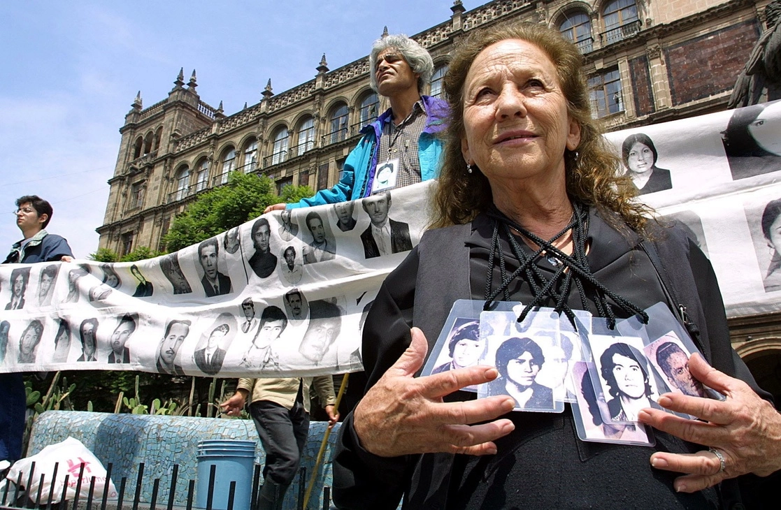 Rosario Ibarra protesta frente a la Suprema Corte de Justicia de la Nación, durante la conmemoración del "Halconazo" del 10 de junio de 1971, el 10 de junio del 2002. Foto Marco Peláez 