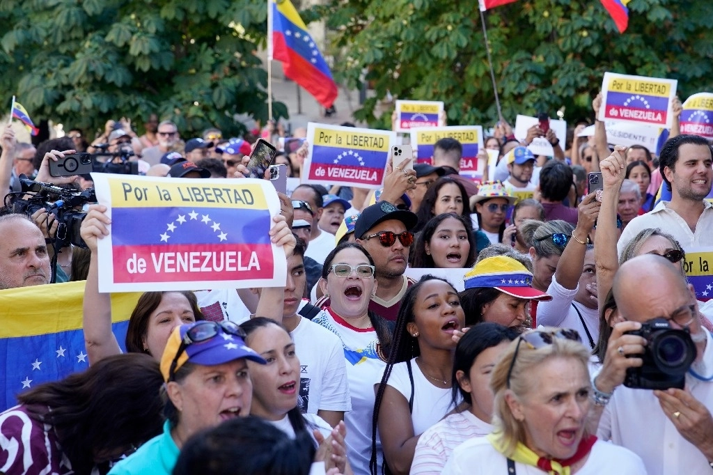 Los partidarios de Edmundo González participan en una protesta en Madrid, España, el martes 10 de septiembre de 2024. Foto Ap