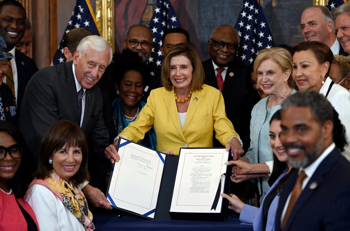 Nancy Pelosi, líder de la Cámara de Representantes de EU luego de votar a favor la "Ley de Reducción de la Inflación". Foto Afp
