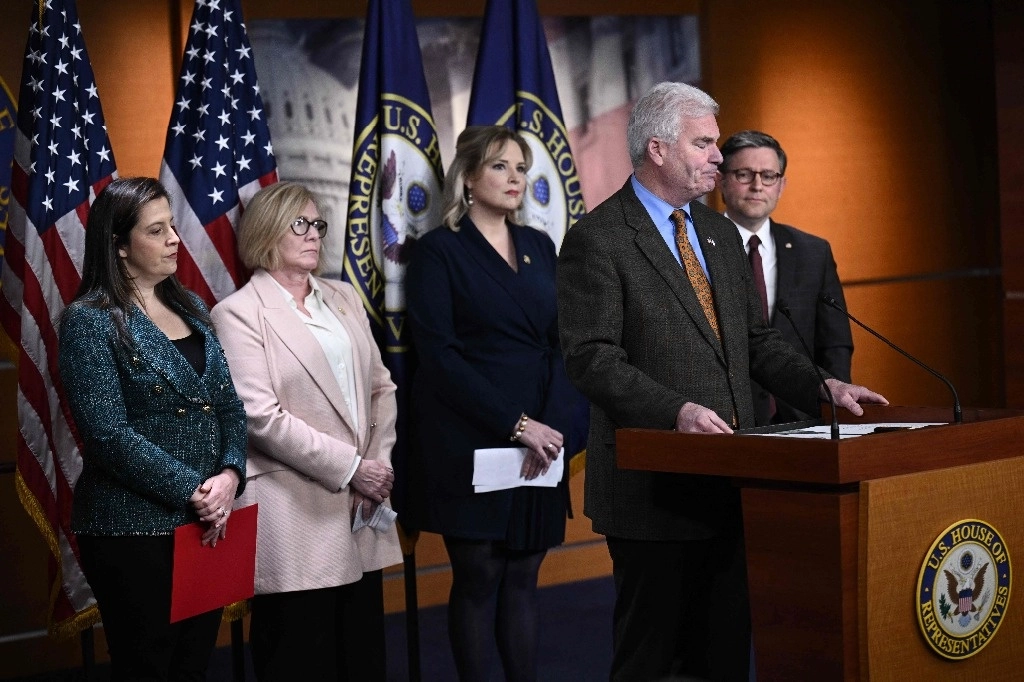 El líder de la mayoría de la Cámara de Representantes de los Estados Unidos, Tom Emmer, con (LR) la presidenta de la Conferencia Republicana de la Cámara de Representantes, Elise Stefanik, las representantes Michelle Fischbach y Ashley Hinson, y el presidente de la Cámara de Representantes, Mike Johnson. Foto Afp