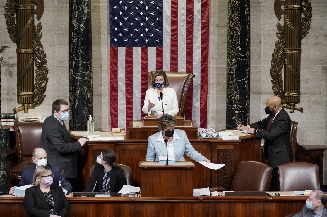 La presidenta de la Cámara de Representantes, Nancy Pelosi, durante la votación sobre el paquete de ayuda económico, en Washington, el 10 de marzo de 2021. Foto Ap