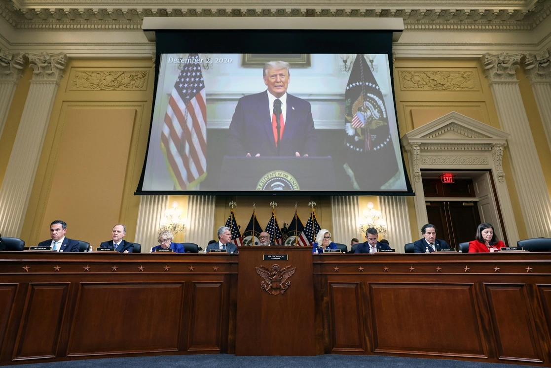 La comisión investigadora del asalto al Capitolio de EU en enero de 2020, citó a comparecer al ex presidente Donald Trump. Foto Ap