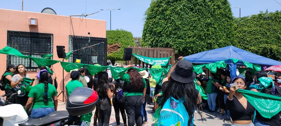 Grupos a favor y en contra se manifiestan afuera del Congreso del Estado, en donde se discute la Ley para despenalizar el aborto. Foto Sergio Ocampo