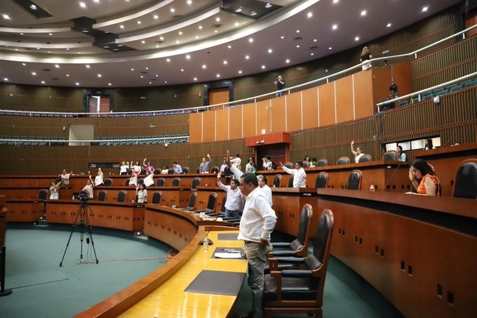 Diputado del Congreso de Guerrero recibieron la terna propuesta por la gobernadora para el revelo del fiscal general de Justicia. Foto @congresogro
