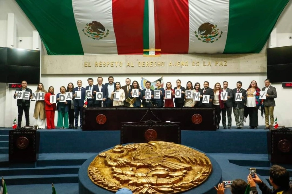 En sesión realizada la madrugada de este viernes, en medio de un clima frío y lluvioso, con lo que se desactivó la amenaza vertida por empleados de los tribunales de justicia federal de "reventar" la sesión, el Congreso de Hidalgo aprobó la reforma judicial, el 13 de septiembre de 2024. Foto ‘La Jornada’
