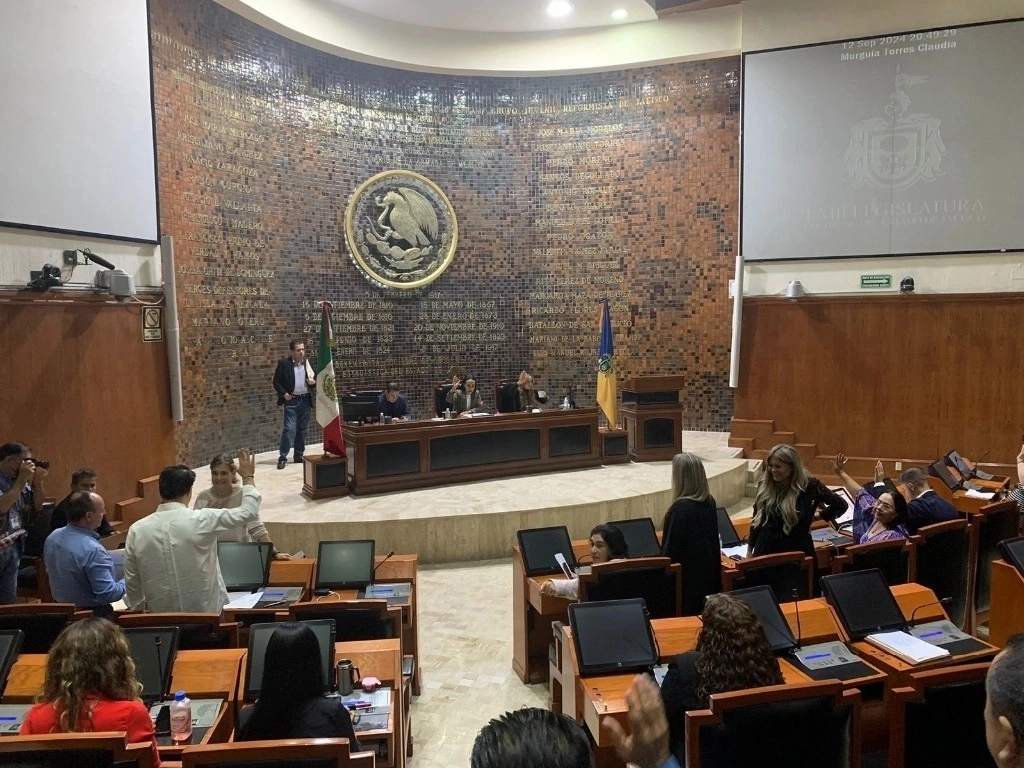 La presidenta estatal de Morena, Erika Pérez, anunció que se iniciarán procedimientos para expulsar a los legisladores de su partido que votaron a favor del presupuesto y Ley de Ingresos. Foto @LegislativoJal