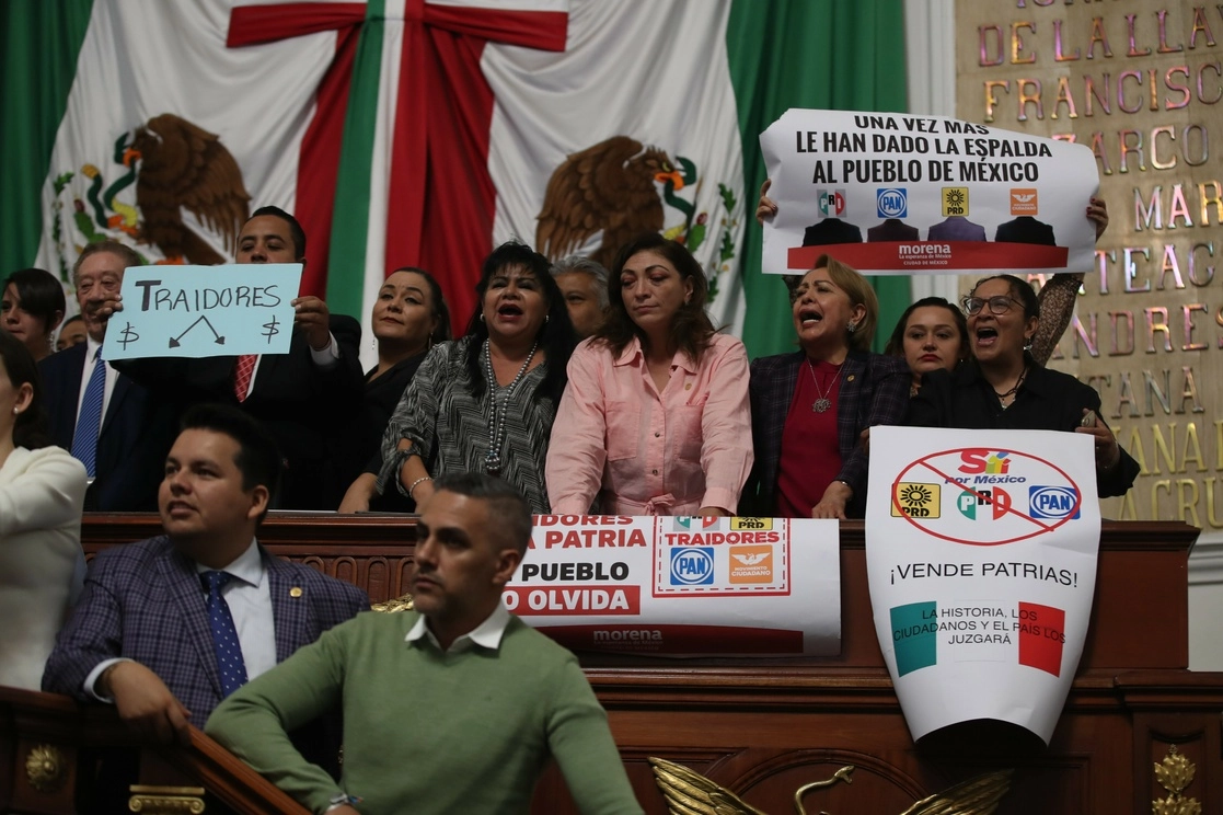 El Congreso de la Ciudad de México, minutos antes de que Morena presentara al pleno para su discusión el dictamen sobre la iniciativa de reforma al Instituto Electoral local, ayer. Foto José Antonio López