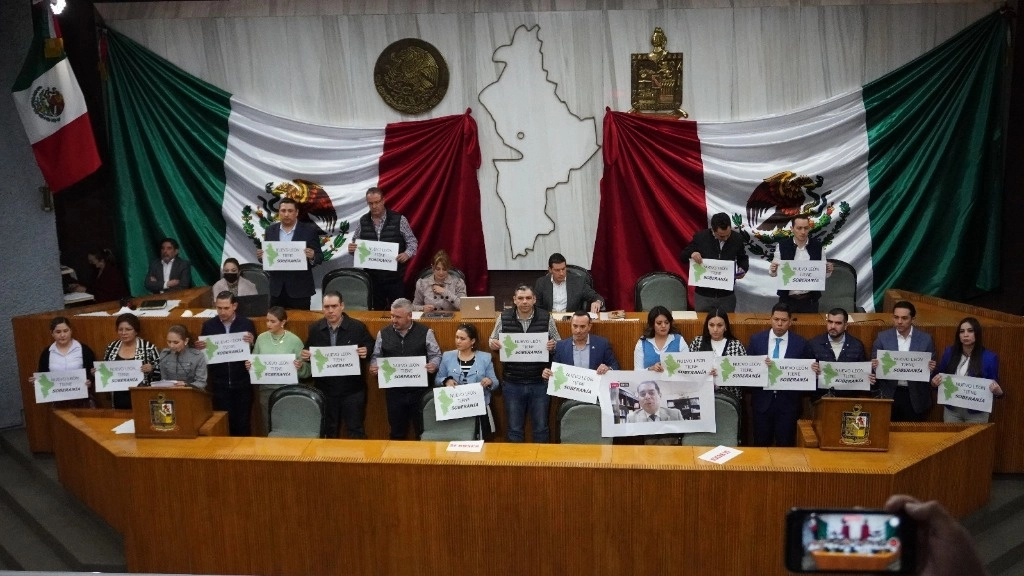Diputados de las bancadas de los partidos Acción Nacional y Revolucionario Institucional en el Congreso de Nuevo León acordaron suspender las sesiones en protesta por el amparo que un juez concedió al gobernador Samuel García Sepúlveda. Foto ‘La Jornada’